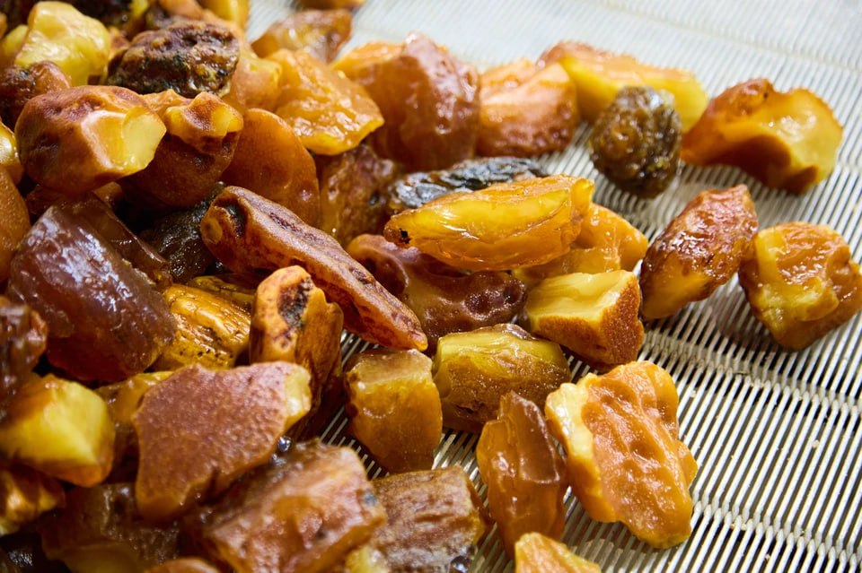 В Приморском карьере Калининградского янтарного комбината сезон добычи завершили рекордно За год добыли 712 тонн янтаря В пресс службе комбината сообщили что этот результат превысил прошлогодний рекорд на 85 тонн На старте работы в 1976 году объём добычи составил 47 тонн в год К 2014 году выработка выросла уже до 260 тонн а теперь и до 712 В этом году работы в карьере комбинат начал 3 марта Изначальный план на сезон составлял 600 тонн уже очищенного и прошедшего первичную сортировку янтаря Фото Янтарный комбинат