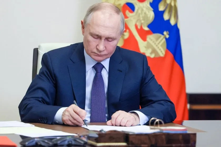 Путин присвоил звание Героев труда пяти россиянам Среди них актриса Марина Неелова За особые трудовые заслуги перед государством и народом говорится в документе который опубликован 1 мая когда в России отмечается праздник Весны и Труда Почетные звания также получили гендиректор АО Мостострой 11 Николай Руссу воронежский токарь Анатолий Свиридов доктор медицинских наук член общественной палаты Свердловской области Шлема Спектор начальник лаборатории научно исследовательского и конструкторского института химического машиностроения АО НИИхиммаш Леонид Боба Читать нас в МАКС