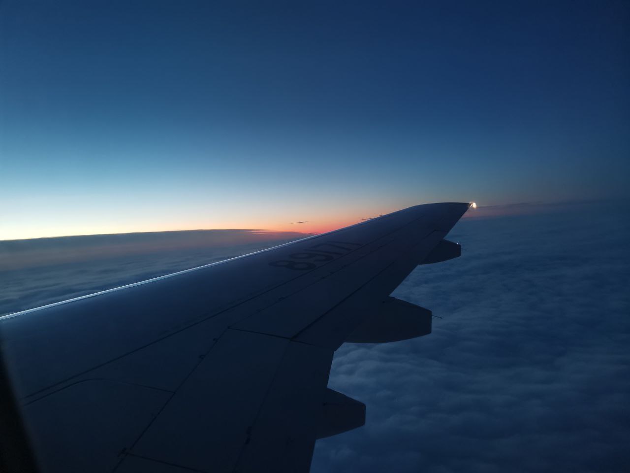 Росавиация определилась с субсидируемыми рейсами из Мурманской области В 2026 году авиакомпания Аэрофлот будет осуществлять субсидируемые рейсы по маршрутам Апатиты Калининград и Апатиты Санкт Петербург Из Мурманска такие рейсы будут летать в Казань и Екатеринбург Субсидируемые рейсы это авиаперелёты стоимость которых частично компенсируется государством из федерального или регионального бюджета чтобы сделать их доступными для определённых категорий граждан и для жителей удалённых регионов Стоимость билетов на такие рейсы ниже но количество мест ограничено