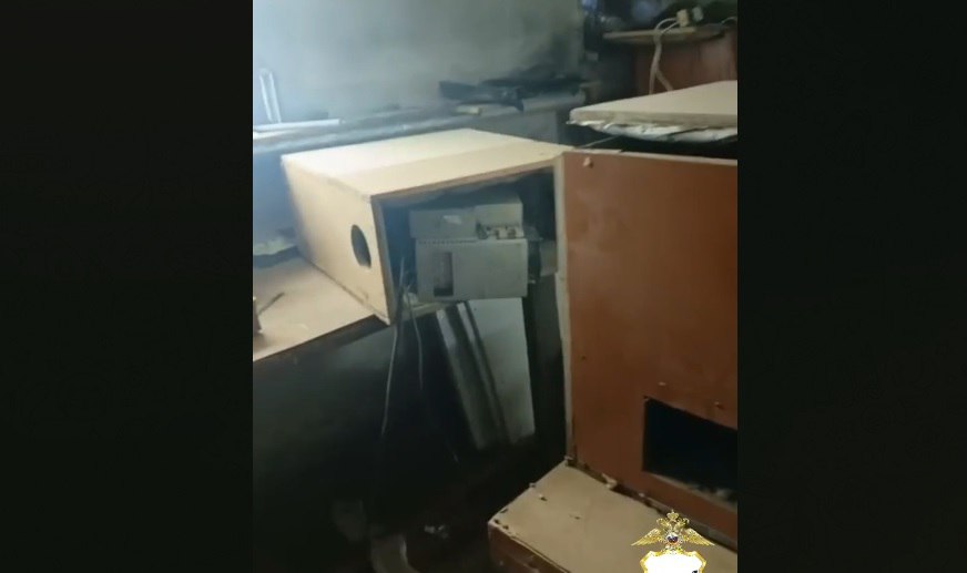 Майнеры опять попались  В Ангарске полицейские обнаружили подпольную криптоферму в подвале многоэтажки. Поводом для проверки стали жалобы жильцов дома 3/13 в 91-м квартале на непрекращающийся гул.  Оказалось, шумела система вентиляции, которая охлаждала машинки для майнинга. Именно она и устраивала жильцам круглосуточный концерт промышленного хардкора.  Технику изъяли. Энергетики считают ущерб от незаконного потребления электричества, а полиция ищет предприимчивых владельцев цифровой шахты.  Мораль сей сказки: всегда реагируйте на подозрительный шум в вашем доме. От «деньги майнятся» до «проводка плавится» иногда всего один шаг.