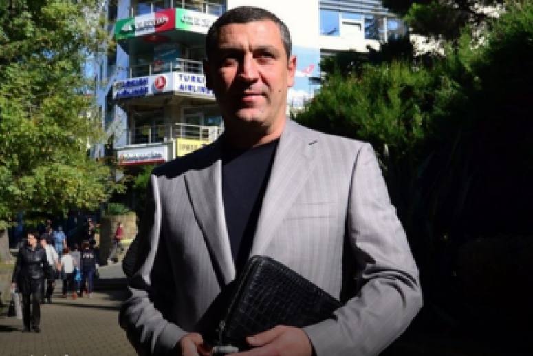 Застройщик из Сочи Анзор Пруидзе объявлен в международный розыск В 2024 году Центральный районный суд Сочи признал его виновным в мошенничестве и приговорил к 5 годам и 2 месяцам колонии Пруидзе владелец компании Юг строй и крупный сочинский девелопер В июне 2023 года его арестовали по ст 159 УК РФ мошенничество Поводом к возбуждению дела стало заявление в правоохранительные органы одного из кредиторов который предъявил застройщику претензии на 11 млн рублей Застройщик же утверждал что выполнил обязательства перед кредитором сообщает ТАСС