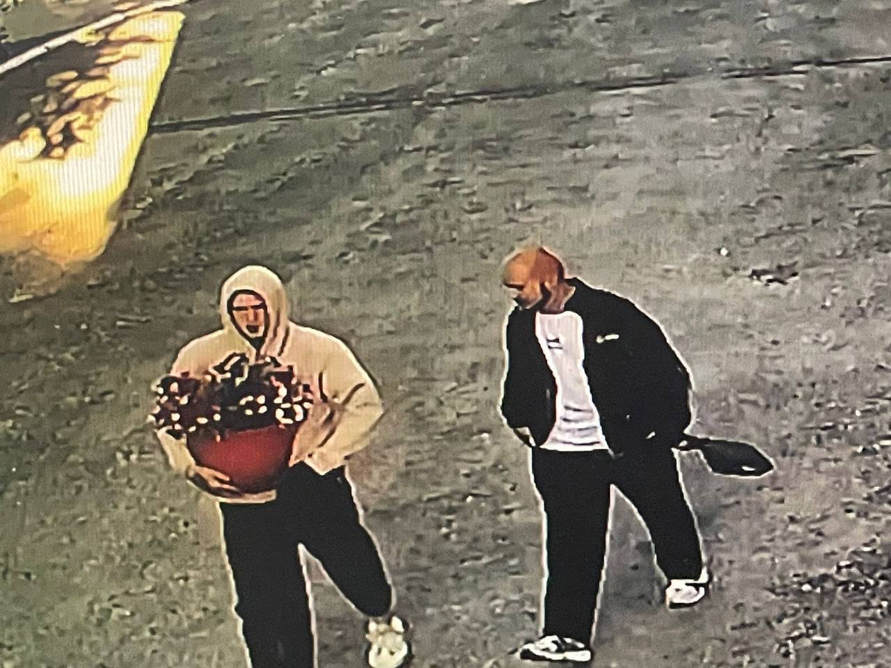 Рано утром 8 июля двое мужчин украли вазон с цветами на Осипенко, 81 в Тюмени. Местные жители просят вернуть украденное, в противном случае угрожают заявлением в полицию.