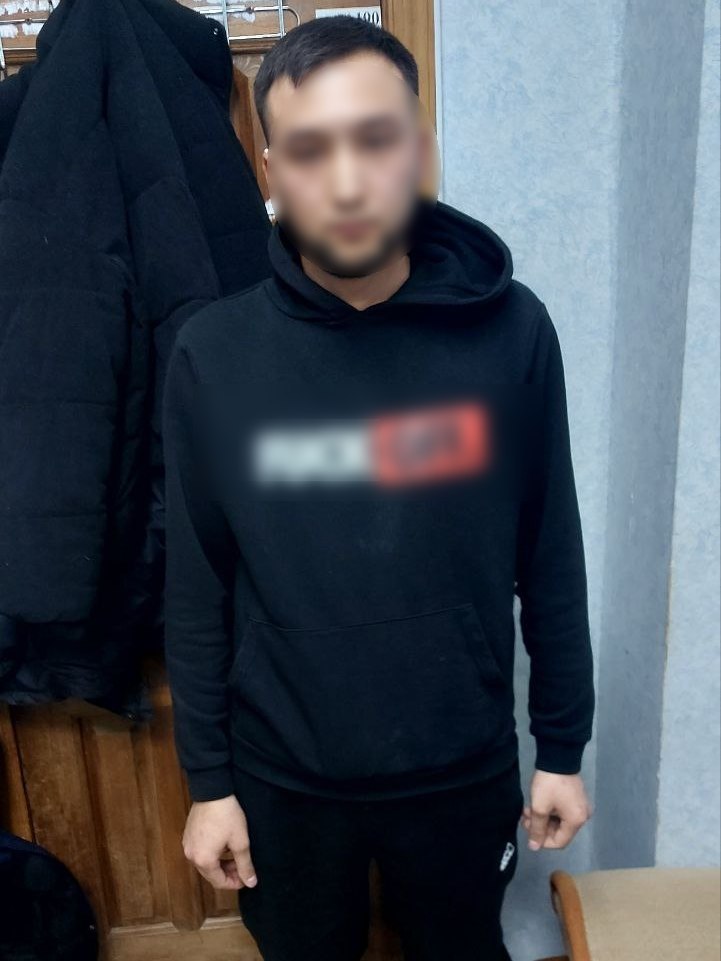 Полицейские установили что подозреваемый прибыл в магазин на автомобиле Информация о транспортном средстве и его владельце передана экипажам дорожно патрульной службы находящимся на маршрутах патрулирования Вскоре автомобиль был обнаружен и остановлен на одной из улиц города а водитель транспортного средства 2002 года рождения для дальнейшего разбирательства доставлен в отдел полиции В отношении задержанного следователем МУ МВД России Благовещенское возбуждено уголовное дело по признакам преступления предусмотренного ч 2 ст 158 УК РФ Кража Мобильный телефон возвращён законной владелице В отношении задержанного избрана мера пресечения в виде подписки о невыезде и надлежащем поведении Сотрудники полиции напоминают гражданам о необходимости быть внимательными и не оставлять личные вещи без присмотра в общественных местах В случае утраты имущества или обнаружения факта кражи следует незамедлительно обращаться в полицию по телефонам 102 или 112