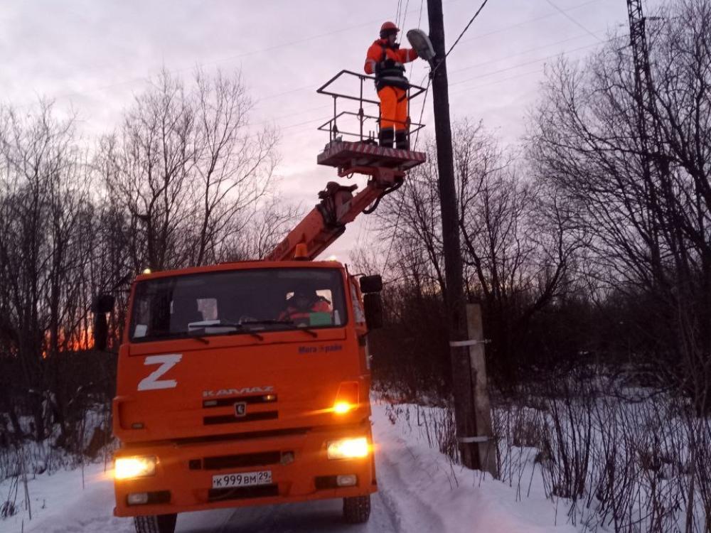 Да будет свет дворам Архангельска Градоначальник Морев объявил о программе замены лампочек В Архангельске к реализации плана 2026 года по замене натриевых ламп на светодиодные приступили уже в декабре Об этом объявил сегодня глава Архангельска Дмитрий Морев Градоначальник также уточнил что в работе по модернизации линий освещения используется принцип от окраин к центру Сейчас специалисты предприятия Горсвет работают в поселке Динамо и поселке Зеленец В первом полугодии современные светильники установят на дворовых территориях в Цигломени на Экономии в поселках 14 21 и 26 лесозаводов Всего в работе 614 фонарей Комплексная замена светильников дает двойной эффект существенно улучшается освещенность и снижаются затраты на электроэнергию Горсвет реализует программу уже четыре года и в следующем году продолжит эту важную работу Фото архгорадмин
