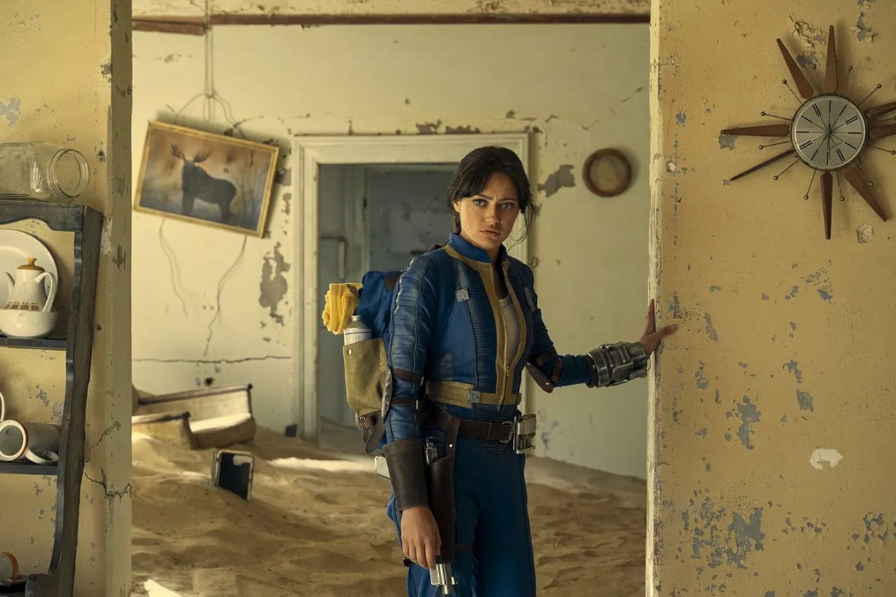  Что смотреть после «Одних из нас». Лучшие сериалы про постапокалипсис 25 мая на HBO вышел последний эпизод второго сезона «Одних из нас», прямой адаптации популярной видеоигры The Last of Us Part 2. Шоураннер Крэйг Мэйзин рассказал в интервью Collider, что проект могут продлить на четвертый сезон, но продолжение выйдет не раньше, чем через год. Предлагаем пока погрузиться в другие сериальные постапокалиптические миры. «Фоллаут» 2024 — наст. вр. Адаптация культовой серии видеоигр вышла в один год с сериалом от HBO и стала главным его конкурентом. Обе истории — о мире постапокалипсиса, в котором пытаются существовать те, кому удалось пережить катастрофу. Вот только «Фоллаут» больше склоняется к черной комедии с экстравагантными персонажами и каррикатурным ультранасилием. «Противостояние» 2020 Мини-сериал от CBS — современная экранизация одного из объемнейших и сложнейших романов Стивена Кинга. Сюжет сосредотачивается на двух противоборствующих группах людей, которые пытаются создать новое общество в мире, уничтоженном мощнейшим вирусом под названием «Капитан Торч». «Извне» 2022 — наст. вр. В этом сериале тоже отсутствует классический постапокалипсис как таковой, но есть мир, отличный от того, в котором некогда жили герои. Сосредотачивается он в небольшом американском городке, куда однажды попадает семья Мэттьюзов: Джим Эйон Бэйли , Табита Каталина Сандино Морено , их дочка-подросток Джули и маленький сын Итан. Оставаться они планируют недолго, но, как оказывается, выбраться отсюда невозможно, сколько бы ты не пытался уехать Подробнее об этих и других сериалах — в материале RTVI : Amazon MGM Studios; CBS Television Studios; Epix Studios