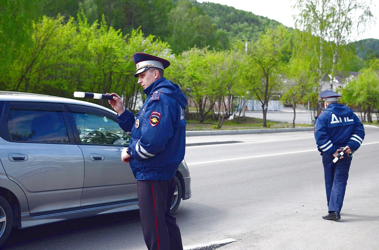 Дорожная полиция краевого центра подвела промежуточные итоги нарушений ПДД водителями Красноярска и Дивногорска. Результат интересный   Взять, к примеру, выезд на встречную полосу – самый распространенный вид нарушений. С января по август этого года зафиксировано более 1500 таких случаев. И львиная доля приходится на участок дороги между двумя городами.     Достаньте ручку и блокнот и запишите, чем чреваты такие нарушения  помимо аварий  для нарушителей. Целый список наказаний: это может быть штраф в размере пяти тысяч рублей, либо лишение водительских прав на срок от четырех месяцев до полугода. Это на первый раз.     А если второй – можно попрощаться с «корочкой» уже на год. Кстати, повторников за этот период было около сотни. А за третий раз – вообще жесткая перспектива: до двух лет лишения свободы или штраф от двухсот до трехсот тысяч рублей. Делайте выводы, любители полихачить и обгонять.