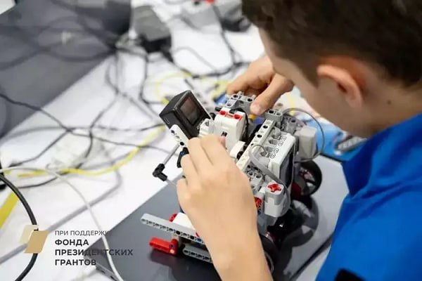 Финал всероссийской Олимпиады по робототехнике пройдет в Мурманске Мурманск примет финал Всероссийской робототехнической олимпиады с 24 по 26 июня. Это масштабное событие, в котором примут участие более тысячи молодых инноваторов. Они представят свои перспективные разработки, направленные на решение актуальных технических задач, поставленных как региональными, так и промышленными заказчиками. Юные исследователи отправятся в экспедицию. В ходе этого мероприятия им предстоит не только пройти определенный маршрут, но и собрать важные данные о климатических трансформациях. Кроме того, участникам необходимо разработать автономного робота-транспортировщика, а также робота для спасательных операций. Это лишь малая часть задач, которые стоят перед молодыми инженерами. Деловая программа включает презентации ведущих технических вузов России: УрФУ, ТУСУР, Университета Иннополис, МФТИ, ИТМО, Мурманского арктического университета и других. По материалам интернет-издания "Мурманский вестник"