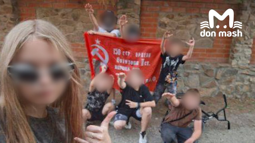 Полицейские задержали компанию подростков из Волгодонска, которые фоткались с жестами нацистского приветствия на фоне Знамени Победы. Как только фотки завирусились в сети, на них обратили внимание правоохранители. Вскоре всю компашку отвезли в отдел. На их родителей завели административки за плохое воспитание.