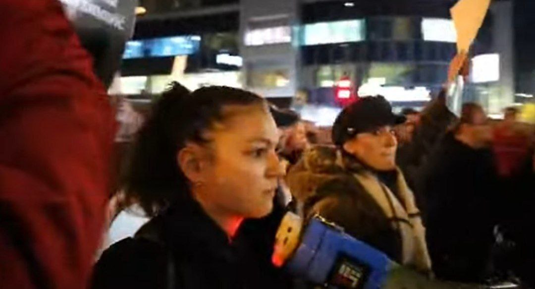 Нови-Сад, в городе начался анонсированный митинг из-за трагедии на ж/д вокзале, где погибло 14 человек.   Как и было сказано, просто отставка министра никого не устроит из-за запоздалой реакции и отсутствия жёстких кадровых решений в первые два дня после трагедии. Поэтому сейчас в центре Нови-Сада собирается большая толпа, к которой примкнули таксисты, много молодёжи и тд.   Пока спокойно, но на митинге уже замечены люди из разных НКО, которые будут политизировать протест и качать недовольство, чтобы вызвать столкновения с полицией, которой в центре очень много. Также замечены и вандалы, которые срывали сербские флаги  за что, по хорошему, должны присесть на пару лет .  При этом нельзя отрицать, что многие действительно вышли на митинг из-за гибели 14 человек, к которой привели некачественные работы на ж/д вокзале во время реконструкции. Повторюсь, государству нужно найти и наказать виновных и не допустить политизации данного вопроса. Как минимум погибшие это заслужили.      — главное о Сербии и Балканах