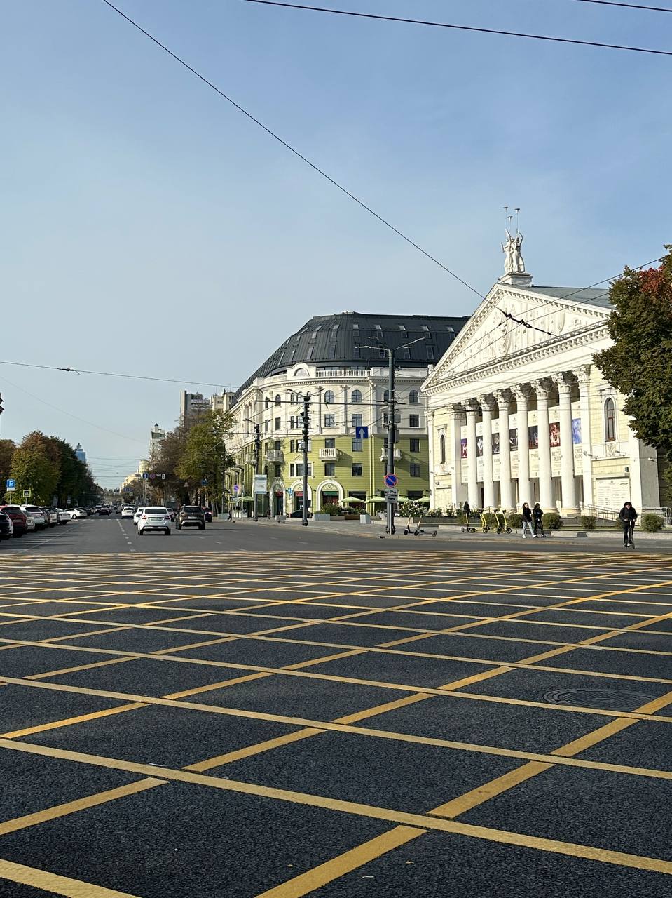 Внимание автомобилисты новая вафельница появилась в Воронеже В самом центре Воронежа появилась новая вафельная разметка Желтые полосы нанесли на площади Ленина у театра оперы и балета а также у Никитинской библиотеки Автомобилистам нельзя выезжать на перекресток с вафельницей если там может образоваться транспортный коллапс За нарушение правила водителей ждет штраф в размере 1 тыс рублей Блокнот Воронеж в МAХ Подпишись