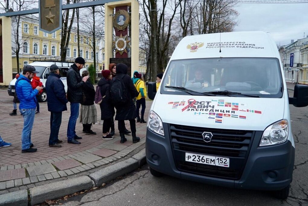 В Смоленской области насчитывается больше двух тысяч ВИЧ-положительных Главный врач Смоленского центра профилактики и борьбы со СПИД Елена Симакина рассказала, сколько жителей региона страдает ВИЧ-инфекцией, как избежать заражения и что делать, если это все же случилось. Руководитель медучреждения дала подробные рекомендации в ходе тематического прямого эфира, организованного Центром управления регионом. На территории Смоленской области официально насчитывается около 2100 ВИЧ-положительных людей, однако реальное количество составляет около 2300, отметила Елена Симакина. Среди заболевших подавляющее большинство – люди трудоспособного возраста, но с небольшим перевесом в сторону представителей мужского пола. Подробнее: