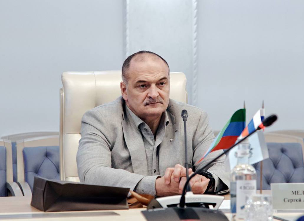 Итоги пятилетия энергетический комплекс Дагестана под руководством Сергея Меликова За пять лет под руководством Сергея Меликова в энергетическом комплексе Республики Дагестан проведена масштабная работа Было выявлено и поставлено на баланс электросетевой организации более 10 тысяч бесхозяйных энергообъектов Проведена модернизация инфраструктуры отремонтировано 340 км магистральных и 1200 км распределительных ЛЭП установлено 17 9 тысяч новых опор Благодаря реконструкции центров питания мощность энергосистемы увеличена на 230 МВА что существенно повысило надежность электроснабжения ℹ  Активно развивается возобновляемая энергетика Введена в эксплуатацию Южно Сухокумская СЭС мощностью 15 МВт начата реализация еще пяти проектов ВИЭ включая крупнейшую в России Новолакскую ВЭС мощностью 300 МВт Планируемый прирост мощностей в секторе ВИЭ составит 480 МВт при объеме инвестиций 74 млрд рублей Достигнуты значительные успехи в газификации построено 25 газораспределительных объектов общей протяженностью 384 км по программе социальной газификации подключено 5 734 домовладения Благодаря руководству Сергея Меликова существенно повысилось внимание федерального центра к развитию энергетики региона  Финансовая поддержка из федерального бюджета превысила 4 млрд рублей и была направлена на реализацию программ по подготовке к осенне зимнему периоду и повышению надежности электросетевого комплекса Проведенная работа создала основу для обеспечения республики необходимыми энергомощностями в ближайшей перспективе  Полная версия отчета доступна на официальном сайте Минэнерго РД