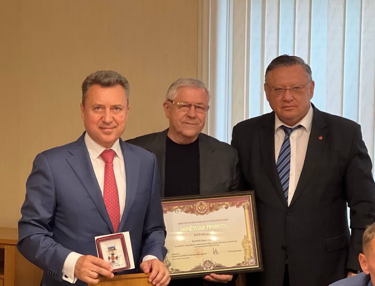 Судебных приставов-исполнителей наделят полномочиями ходатайствовать перед судом с целью обеспечить освобождение должников от дальнейшего отбывания обязательных работ. Законопроект о смягчении наказания для отдельных социально уязвимых категорий лиц и соответствующие поправки в закон об исполнительном производстве поддержаны Комитетом ГД по безопасности и противодействию коррупции. Помимо женщин, имеющих детей в возрасте до 3 лет или детей-инвалидов, к этой группе отнесены усыновители, опекуны или попечители таких детей, а также мужчины, являющиеся одинокими родителями и воспитывающие детей в возрасте до 3 лет или детей-инвалидов. Речь в законопроекте идет также о случаях признания должника инвалидом I или II группы, наступления беременности либо тяжелой болезни, препятствующей отбыванию обязательных работ. Изменения направлены на расширение круга лиц, к которым запрещено применять отдельные виды наказаний. Принятие законопроекта позволит обеспечить защиту прав и законных интересов граждан, которые по объективным причинам состояние здоровья, семейные обстоятельства не могут самостоятельно обратиться в суд за предоставлением им такого рода освобождения.