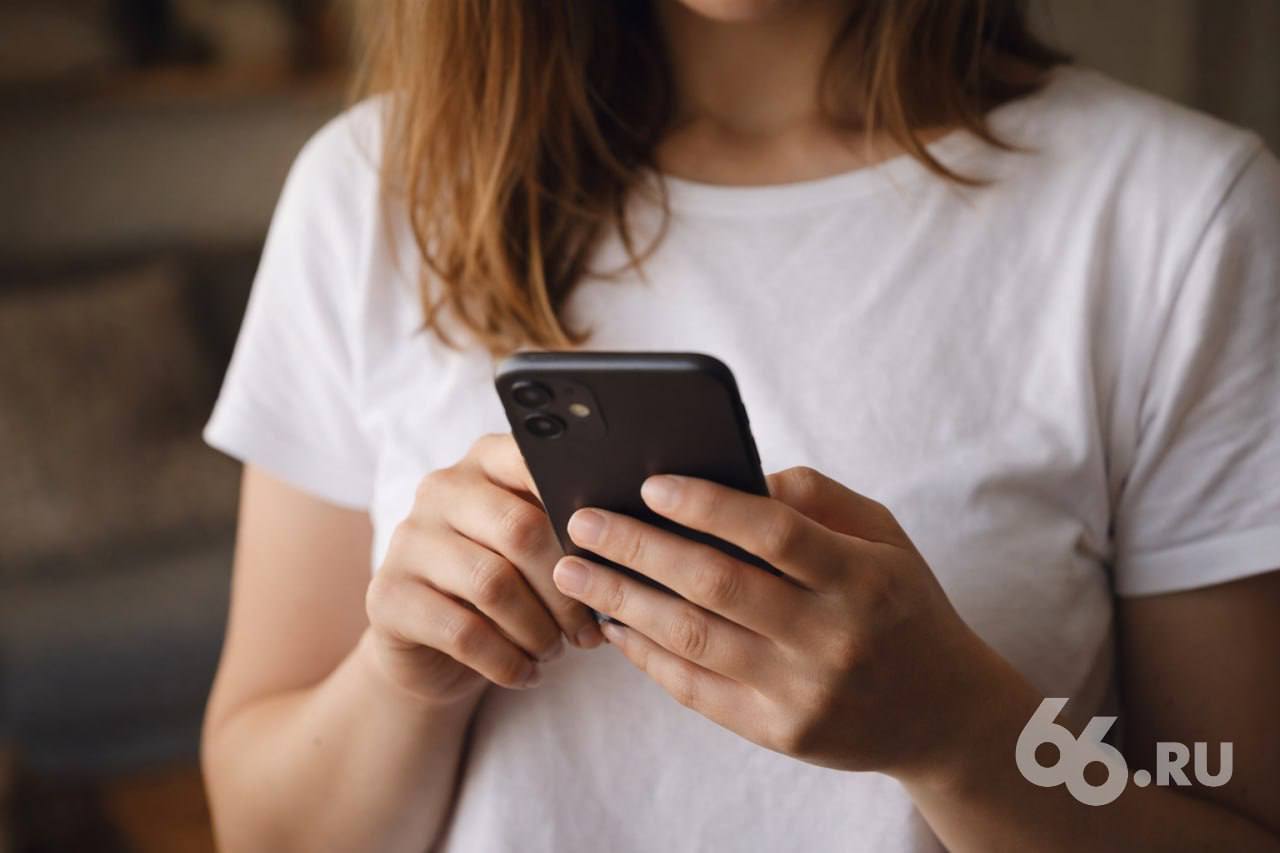 Жена свердловского мэра отдала мошенникам 14 млн рублей Неизвестные связались с ней в Telegram под видом сотрудников ФСБ и Центробанка Женщине внушили что на ее прошлом месте произошла утечках данных и сейчас идет проверка рассказал 66 RU начальник пресс службы ГУ МВД по Свердловской области Валерий Горелых Пострадавшей также пригрозили уголовным делом сообщив что с ее счета обнаружена попытка перевести деньги иноагентам В итоге мошенники убедили женщину снять всю наличку и передать часть суммы курьеру с прозвищем Астрология Остаток она перевела через банкомат Полицейские возбудили дело о мошенничестве в особо крупном размере О жене какого мэра идет речь в полиции не уточнили   Новости из Екатеринбурга