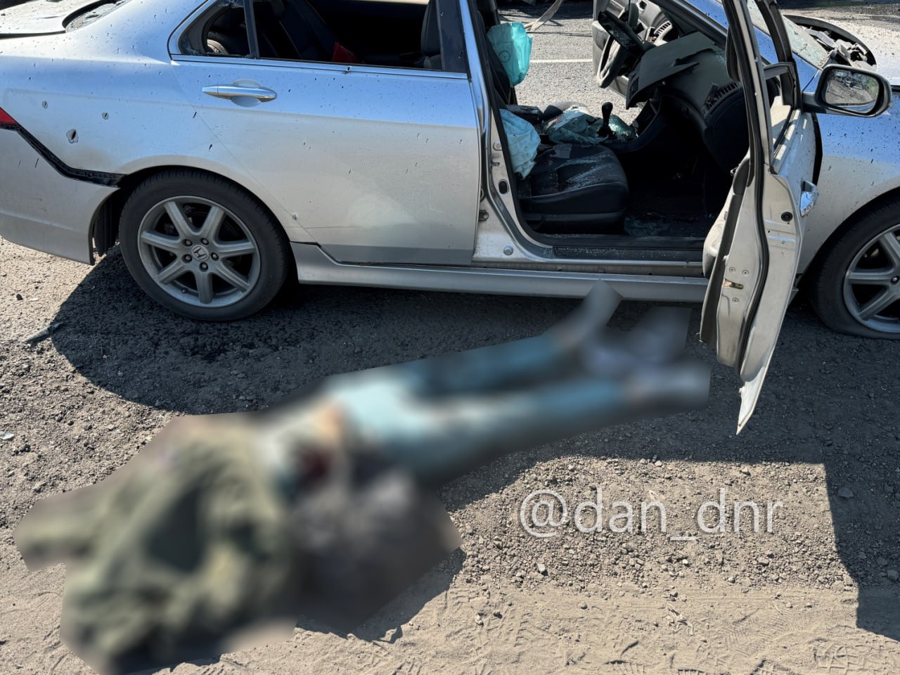 В Горняцком районе Макеевки в результате атак ВСУ погибли два человека Об этом сообщает корреспондент ДАН с места событий. Удар предположительно был нанесен ракетой «Хаймерс». Ранения несовместимые с жизнью получили двое гражданских, которые находились в автомобиле. На месте работают следователи СК РФ. «Противник вел огонь по мирному району, где отсутствуют вооружение и военная техника», — отметил представитель СК. Информация о пострадавших и разрушениях уточняется. : Написать нам
