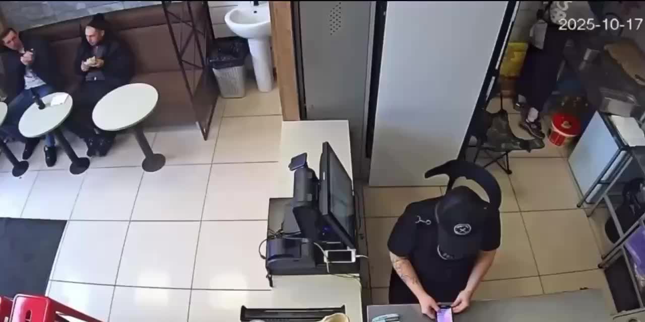 В Нижнекамске мужчина открыл стрельбу в кафе, пострадала сотрудница