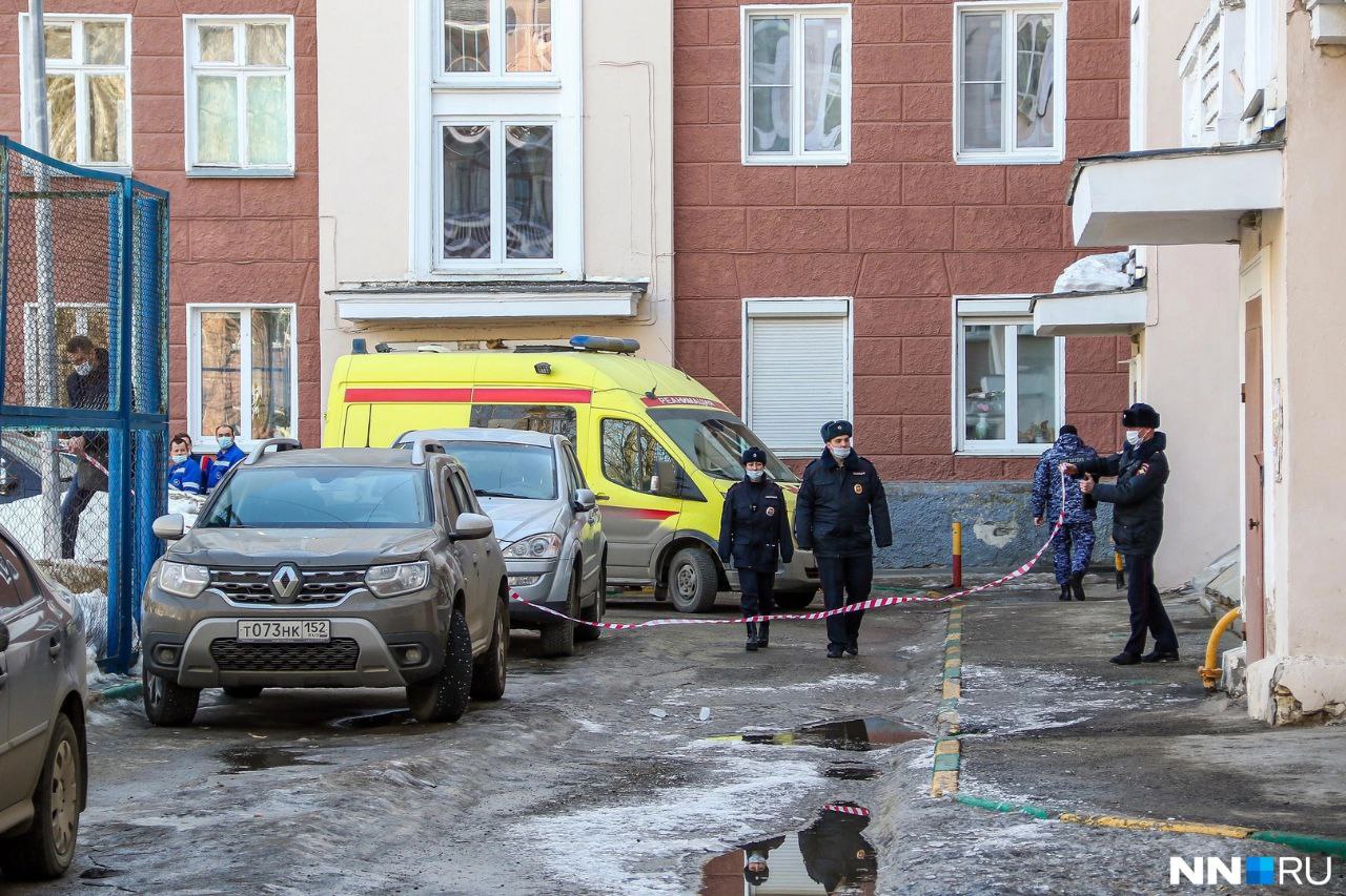 В марте 2022-го Нижний потрясла трагедия — на улице Минина была убита семья. В квартире нашли тела бизнесмена Василия Мельникова, его жены Галины и двух мальчиков 4 и 11 лет. Все — с ножевыми ранениями. О том, что случилось в тот день, рассказала журналист Елена Погребижская. Изначально следователи рассматривали несколько версий произошедшего. По одной из них — убийство совершил глава семейства, после чего покончил с собой. Мельников руководил компанией, которая поставляла медоборудование из Европы. Из-за проблем на работе он начал переживать, что бизнес, который он строил 20 лет, может рухнуть. Незадолго до трагедии Василий начал сильно пить, а после того, как его карты заблокировали, — у него случился нервный срыв. Врач выписал Мельникову успокоительное, а жена повезла его к психиатру. В один из дней Василий спросил у жены, не хочет ли она вместе с ним и детьми «на облачко». Позже он назвал это неудачной шуткой. Тогда же Мельниковы отправили сотрудников своей компании в отпуск. Галина рассказывала подруге, что они уволили домработницу и повара, потому что им нечем было платить. – Василий был очень амбициозный человек. Он вырос в нищете. И, будучи студентом, поставил себе такую цель, что он никогда не будет голодать, его дети тем более, и все у них будет самое лучшее, — рассказала мама Галины. По словам Погребижской, после убийства в квартире якобы нашли записку, в которой Мельников говорил, что не хочет жить в мире, где за него все решили, и слишком любит жену и детей, чтобы оставить их одних. Подпишись Предложи новость