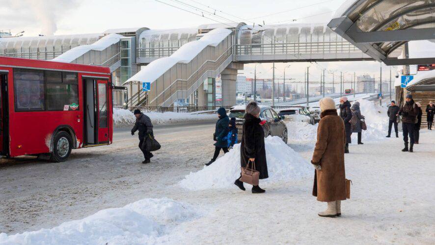 Что не так с общественным транспортом Казани  С приходом зимы увеличилось число жалоб от казанцев, которые не могут дождаться общественного транспорта. Перевозчики могли бы решить эту проблему, но всё упирается в деньги.  С чем связана проблемы с интервалами движения, правда ли, что большей части «краснобусов» давно пора на пенсию и почему городские власти совсем перестали решать проблемы нехватки общественного транспорта — читайте в материале.    KazanFirst     в бот