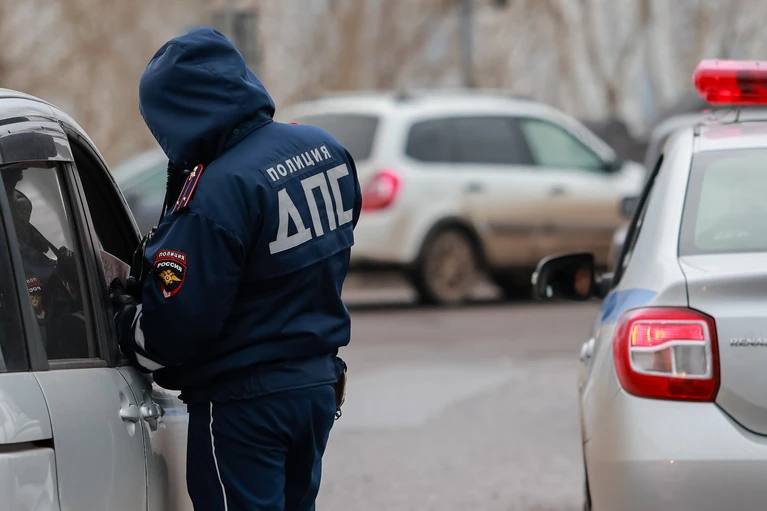 Москвич ударил липецкого полицейского и получил за это штраф в 100 тысяч рублей.  Мужчину признали виновным в применении насилия в отношении представителя власти.    В Липецкой области 52-летнего жителя Москвы признали виновным в применении насилия в отношении представителя власти. Мужчина ударил липецкого полицейского и получил за это штраф в сумме 100 тысяч рублей.  Как сообщили в региональной прокуратуре, инцидент произошел вечером 10 ноября 2024 года в одном из сельских поселений Липецкой области.   Сотрудники ДПС остановили 52-летнего водителя из Москвы, который, управляя автомобилем, нарушил правила дорожного движения.   Мужчину попросили проследовать в служебную машину для составления протокола об административном правонарушении.   Не желая быть привлеченным к ответственности, москвич ударил одного из полицейских локтем в область грудной клетки, за что стал фигурантом уголовного дела.  В надзорном ведомстве уточнили, что подсудимый признал свою вину, раскаялся в содеянном и загладил причиненный преступлением вред. С учетом мнения гособвинителя суд назначил виновному наказание в виде штрафа в размере 100 тысяч рублей.  Когда захотелось острых ощущений   На самом деле не понимаю, что движет людьми, которые на ровном месте создают проблемы сами себе   ___  ПРЕДЛОЖИТЬ НОВОСТЬ   ‍  ПОДПИСАТЬСЯ НА КАНАЛ