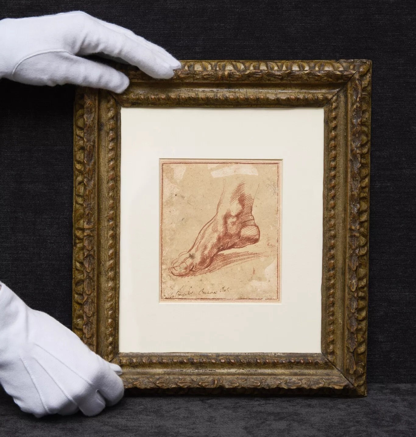 В Нью Йорке на аукционе Christie s за 27 2 млн продали эскиз Микеланджело Работа является черновым рисунком для потолка Сикстинской капеллы которую художник расписывал в XVI веке Фото аукционный дом Christie s