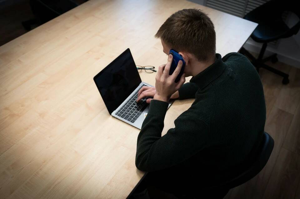 Telegram стал главной площадкой вербовки подростков в преступность Подростки и дети часто становятся жертвами вербовщиков которые используют закрытые каналы и ботов в Telegram для привлечения их к преступной деятельности Об этом говорится в материалах МВД В Telegram действуют основные платформы для вербовки несовершеннолетних Там существуют секретные чаты анонимные группы где обсуждаются способы заработка а также закрытые каналы с вакансиями такими как дропы продавцы сим карт и администраторы указано в документах Уточняется что боты вербовщики это автоматизированные программы которые рассылают предложения о работе Кроме того мошенники находят подростков через социальные сети форумы даркнета игровые чаты и голосовые серверы Подписаться на truekpru Читать нас в MAX