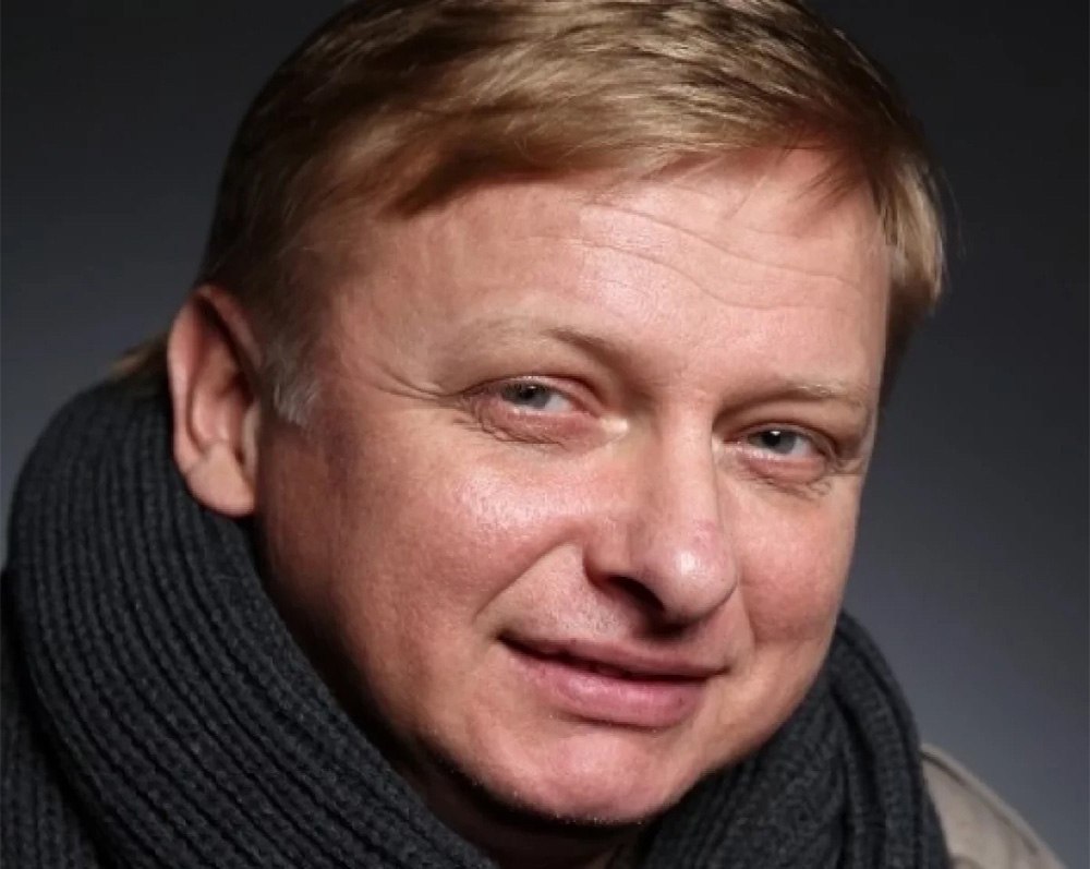Актера Максима Глотова нашли мертвым в Москве  Актера Максима Глотова нашли мертвым в Москве. Об этом сообщил источник РЕН ТВ.  Глотов несколько дней не выходил на связь с родными. Они не могли до него дозвониться с 27 июля. 1 августа близкие артиста вызвали полицию, чтобы вскрыть дверь, после чего там было обнаружено тело актера.  Глотов умер в возрасте 60 лет. Актер стал известным по ролям в сериалах «Содержанки», «Раневская», «Душегубы», «Желтый глаз тигра» и других.  Фото: kino-teatr   / Все каналы АиФ / MAX