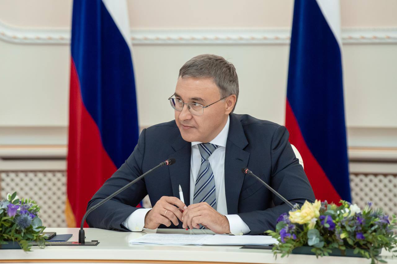 Валерий Фальков выступил с докладом «Об итогах деятельности Министерства науки и высшего образования Российской Федерации за 2024 год» на итоговой коллегии По словам Министра, в феврале 2024 года Президент Владимир Путин обратился с Посланием к Федеральному Собранию, сформулировав вектор развития страны на следующие шесть лет. Глава государства в том числе акцентировал внимание на значении науки, а также высшей школы в решении задач социально-экономического развития страны. «Тогда, в своем послании, Президент России Владимир Путин отметил и поддержал уже реализуемые нами проекты – «Приоритет-2030», «Передовые инженерные школы», масштабную программу по строительству студенческих кампусов. Эти и другие наши флагманские проекты рассчитаны на то, чтобы способствовать достижению технологического лидерства – одной из национальных целей, обозначенных главой государства», – сказал Валерий Фальков. 2024 год ознаменовался завершением нацпроекта «Наука и университеты». Минобрнауки исполнило нацпроект на 99,9%. Многие мероприятия продолжены в новых нацпроектах, в том числе в нацпроекте «Молодежь и дети». Одной из ключевых задач научно-технологического развития до 2024 года было вхождение России в десятку стран по объему научных исследований и разработок, и эта задача успешно выполнена, прежде всего за счет мероприятий нацпроекта «Наука и университеты». Новеллой этого года стал запуск нацпроектов технологического лидерства, в подготовке которых команда Минобрнауки приняла самое активное участие. Председатель Комитета Совета Федерации по науке, образованию и культуре Лилия Гумерова поблагодарила главу Минобрнауки за совместную проработку важных законодательных инициатив, направленных на повышение качества высшего образования, в том числе в части регулирования платного приема и целевого обучения. В свою очередь председатель Комитета Госдумы по науке и высшему образованию Сергей Кабышев охарактеризовал работу с Министерством как непрерывный содержательный диалог. «Государственная Дума всегда готова подставить плечо Министерству», – отметил он. Ректор МГУ им. М.В. Ломоносова Виктор Садовничий дал высокую оценку работе Минобрнауки России. Читать подробнее