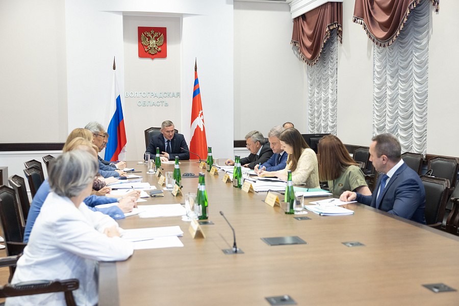 Утром 25 июля губернатор Волгоградской области провел совещание по вопросам обеспечения бесперебойной работы систем ЖКХ в условиях жаркой погоды. Как сообщает ИА «Высота 102», в совещании приняли участие руководители профильных комитетов обладмина, а также руководство администрации Волгограда.