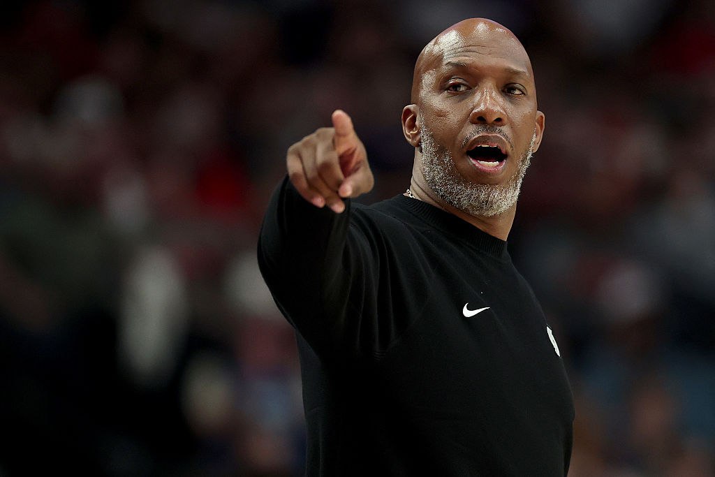 Главного тренера клуба НБА арестовали за связанные с мафией игры в покер Главного тренера клуба НБА Портленд Чонси Биллапса защитника Майами Терри Розье и еще более 30 человек задержали в рамках нескольких связанных между собой федеральных расследований нелегальных азартных игр в США сообщил директор ФБР Кэш Патель По версии обвинения Розье был одним из нескольких инсайдеров предоставлявших конфиденциальную информацию о предстоящих матчах криминальным партнерам а те в свою очередь использовали подставных лиц для размещения ставок Эта схема действовала в течение нескольких лет и принесла миллионы долларов незаконной прибыли подчеркнул Патель Биллапса включенного в Зал баскетбольной славы в прошлом году обвиняют в содействии мошенническим играм в покер куда участников заманивали обещаниями сыграть против знаменитостей По данным прокуратуры в этой схеме участвовали несколько организованных преступных группировок Нью Йорка Getty Images Подписаться на РБК Спорт