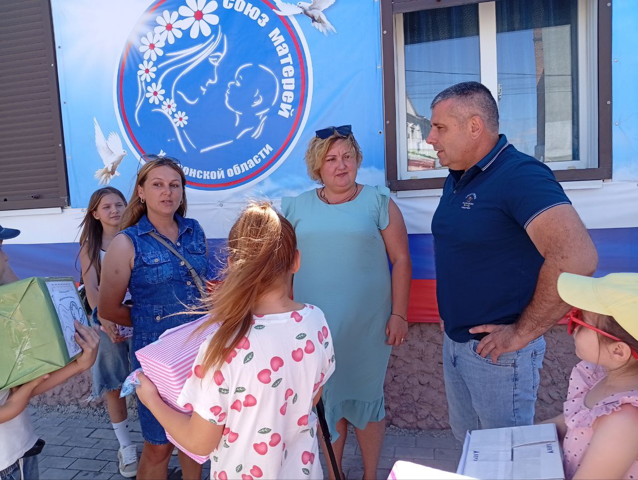 Воспитанники Новомихайловского дома культуры получили подарки из Краснодарского края  Церемония вручения именных наборов детям состоялась в Геническе. Организаторами выступили Союз матерей Херсонской области и заместитель главы округа.   Дети Кубани собственноручно собрали именные коробки, наполнив их игрушками, сладостями и письмами с номерами телефонов. Теперь ребята из Новомихайловки смогут общаться со своими сверстниками из Краснодарского края.    ПОДПИСАТЬСЯ НА ТАВРИЮ