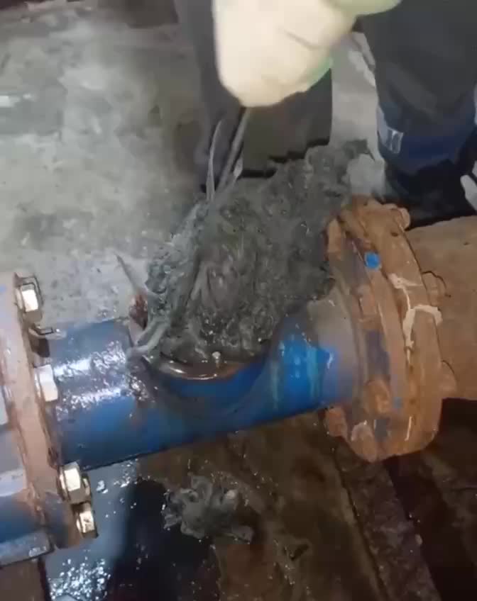 Водоканал устраняет засор в подвале дома на улице Ринчино 8