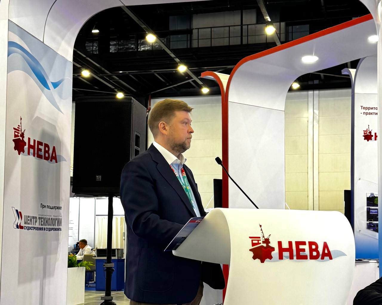 Николай Шабликов рассказал о буксире NE025 на выставке НЕВА 2025 На выставке НЕВА 2025 в Санкт Петербурге состоялась питч сессия Морской Олимп где с докладом выступил Николай Валерьевич Шабликов Он представил проект буксира NE025 подчеркнув его функциональность и значимость для отрасли Докладчик отметил что несмотря на трудности санкционного периода удалось сохранить первоначальную стоимость строительства благодаря слаженной работе верфи заказчика и проектанта удалось перейти преимущественно на российское оборудование и при этом полностью соответствовать постановлению правительства РФ 719 NE025 больше чем буксир Проект объединяет функции буксира и спасательного судна Оно способно выполнять буксировку и швартовные операции участвовать в аварийно спасательных работах тушить пожары на судах и береговых объектах а также обеспечивать экологическую безопасность в акватории включая ликвидацию разливов нефти Проект разрабатывался с учётом современных требований На борту предусмотрены условия для размещения экипажа из 8 человек а также возможность принять дополнительный специализированный персонал или временно разместить спасённых людей Конструкция позволяет адаптировать оснащение под конкретные задачи заказчика NE025 стал примером технологической устойчивости отечественного судостроения и показал что даже в условиях ограничений можно создавать конкурентоспособные решения для флота НЕВА2025