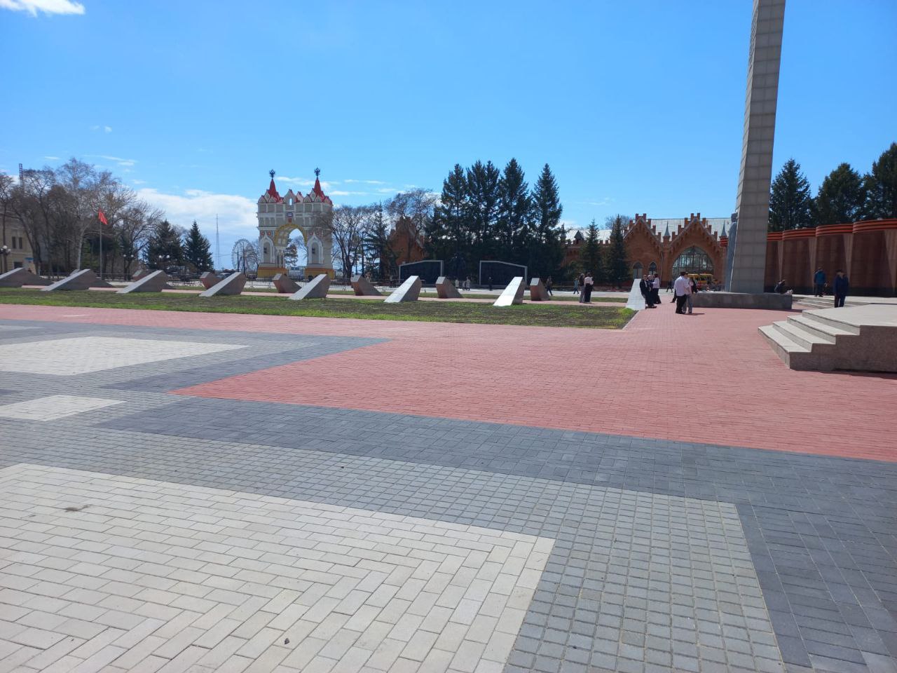В пятницу, 2 мая, в Благовещенске открыли обновленную площадь победы и Монумент защитникам Отечества. Уже сейчас на ней можно заметить горожан и гостей города. По словам амурчан, которые уже побывали на обновленной площади, ремонтные работы провели хорошо и площадь Победы стала лучше и солиднее