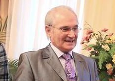 Силовики увезли экс-главу ПФР Нижневартовска  ХМАО  Гончарука в Москву. Ему предъявлены обвинения в убийстве группой лиц по предварительному сговору из корыстных побуждений, меру пресечения изберет Басманный суд. По данным источников «Погон», Гончарук также может фигурировать в деле о покушении на убийство первого мэра Нижневартовска Тимошкова. Следственные действия по уголовному делу 27-летней давности возобновились в начале года, его связывают с «бандой Христева», участникам которой — бывшим силовикам — вменяют более 30 эпизодов, в том числе похищения и убийства.  «К 80-летнему Гончаруку и его молодой жене нагрянули силовики ранним утром 5 августа. Его задержали, а затем этапировали в Москву. Разработкой фигуранта занимались федеральные ведомства: СКР и ФСБ. Весной 2025 года были передопрошены ключевые свидетели, в том числе члены семьи Тимошкова, многим задавали вопросы о покушениях на первого мэра  нападение в подъезде и взрыв служебного автомобиля  и возможном участии в них Гончарука, который был основным конкурентом на выборах», — отмечает инсайдер. Ранее Гончарук был осужден за взятку, но отделался штрафом в 7,5 миллионов рублей из-за преклонного возраста.  Источник: РАССЛЕДОВАТЕЛЬ