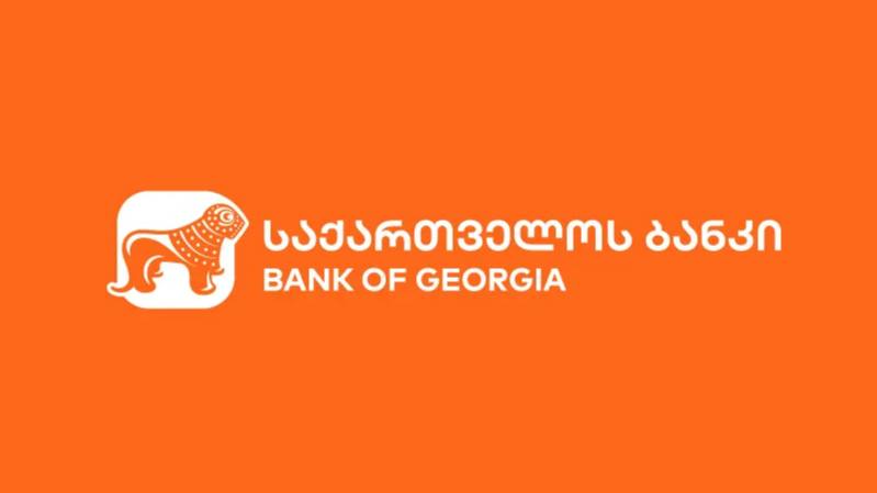 Bank of Georgia ввёл лимит на роскошь для россиян по требованию регулятора Один из крупнейших банков Грузии — Bank of Georgia — ввёл ограничение на покупки по картам клиентов-россиян в люксовых магазинах. Сумма одной транзакции не может превышать 300 долларов или евро. Это касается не только покупок в Грузии, но и за её пределами. В банке заявили, что мера связана с санкциями, запрещающими поставку в россию предметов роскоши дороже этой суммы, и что инициатором стал не сам банк, а регулятор. Это первый случай, когда за соблюдение санкций берётся банк — до сих пор контроль пытались осуществлять сами бренды, вроде Chanel, но на практике это оказалось неэффективным. Теперь BoG будет автоматически блокировать такие транзакции.