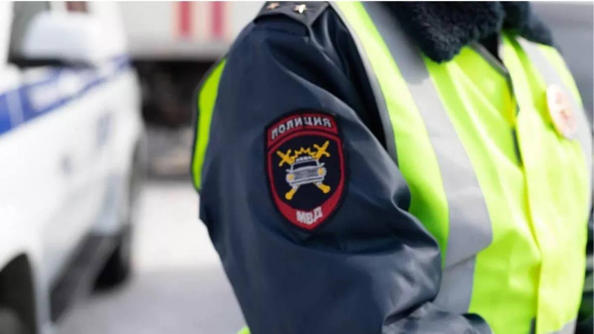 ТОЛК новости Барнаула Алтайского края и Республики Алтай Заплати и води что грозит за долги по дорожным штрафам Водители обязаны уплатить административный штраф в течение 60 дней со дня вступления постановления в силу Если этого не сделать дело передают судебным приставам штраф могут списать с банковских счетов удержать через работодателя или арестовать имущество включая автомобиль При задолженности более 10 тыс рублей возможна приостановка водительского удостоверения а при сумме от 30 тыс запрет на выезд за границу Неуплата также ведёт к удвоению штрафа обязательным работам или аресту до 15 суток Госавтоинспекция Алтайского края регулярно выявляет должников Например в результате очередного рейда сотрудниками ДПС проверено 63 автомобиля судебными приставами исполнителями составлен 51 акт описи и ареста в отношении подробнее на канале ТОЛК новости Барнаула Алтайского края и Республики Алтай