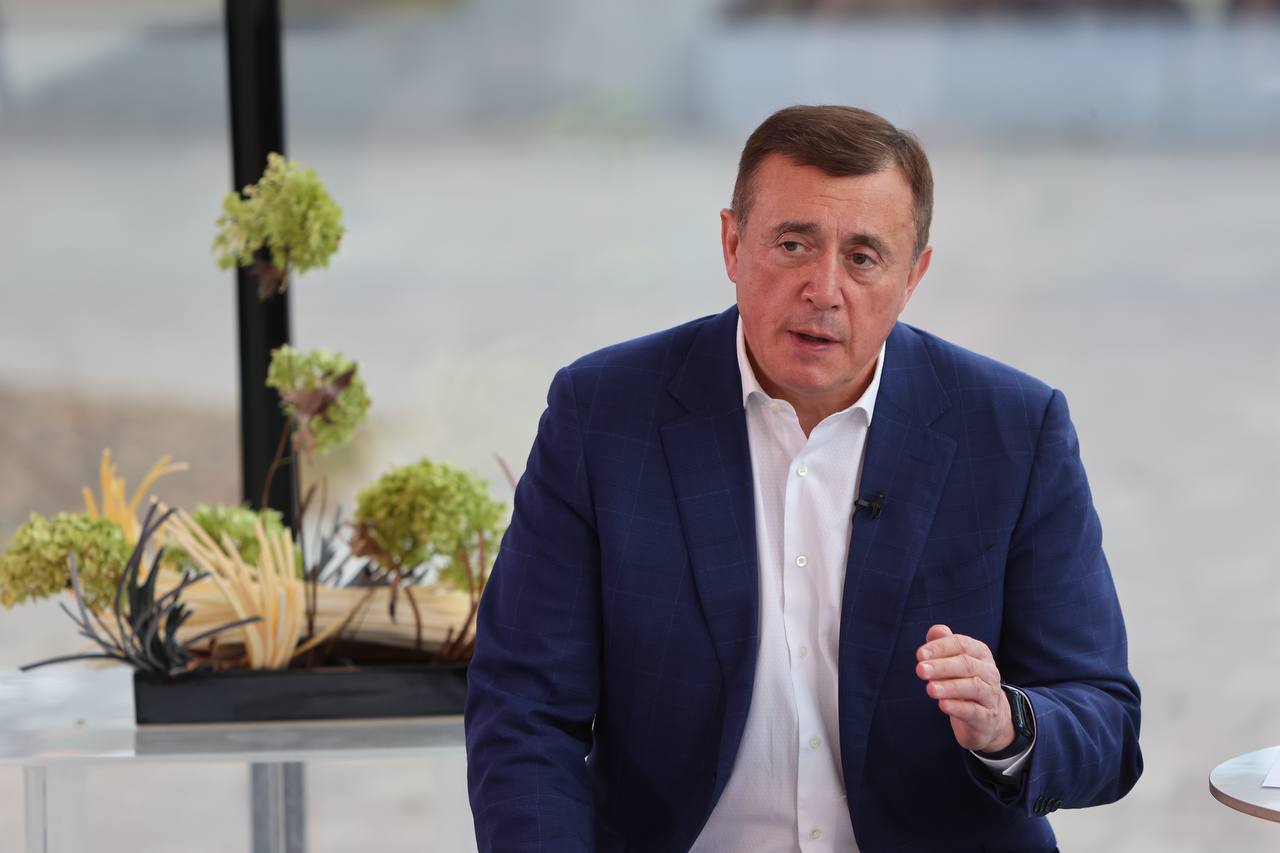 На встрече Валерия Лимаренко с редакторами сахалинских СМИ обсудили меры поддержки для участников СВО и молодых семей при покупке жилья Валерий Лимаренко напомнил что на поддержку бойцов и их семей в этом году была введена выплата в размере 400 тысяч рублей на первоначальный взнос по Дальневосточной ипотеке Позже эта мера была распространена и на молодые семьи Принял решение продлить выплату на первое полугодие 2026 года заявил глава региона limarenko official Подписаться на нас Telegram I MAX Прислать нам новость Sakhonlinebot