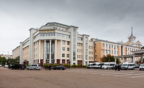Улан-Удэ примет первый форум ректоров вузов России и Монголии Мероприятие пройдет с 4 по 6 июля в Бурятском государственном университете 12+ . Как отметили в пресс-службе правительства Бурятии, ожидается участие более 150 представителей из 66 вузов двух стран шесть из них – монгольских . Мероприятие пройдет под председательством министров образования России и Монголии – Валерия Фалькова и Пурэвсурэн Наранбаяра. На форуме обсудят перспективы образовательного и научно-технического сотрудничества. Запланированы пленарное заседание и дискуссионные площадки. Также на форуме презентуют книгу «Российско-монгольское сотрудничество в области высшего образования» 12+ . Фото: Зорикто Дагбаев