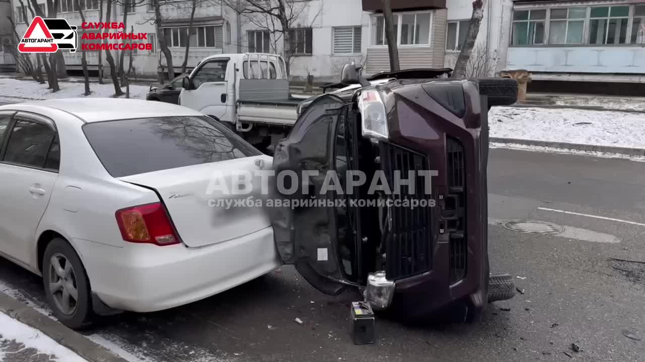 Столкновение автомобилей в Уссурийске: Toyota Roomy опрокинулся