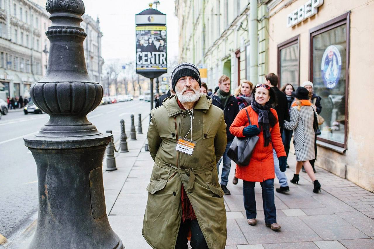 Петербуржский экскурсовод вошел в топ-10 лучших гидов мира  И неспроста. Это благодаря нему Питер попал в тройку самых дешевых городов планеты. При этом 80% граждан до сих пор сидят дома или тратят на досуг огромные деньги.  Поэтому Вячеслава Романовича убедили вести свой телеграм-канал про город. Сейчас он набирает бешеную популярность даже среди местных сторожил и коренных петербуржцев.  Почитайте его, там он делает выжимку из своих экскурсий: от приличных ресторанов, где можно вкусно покушать за 500 рублей, до бесплатных выставок и концертов — там есть всё.  Даже если вы давно живете в Питере, он откроется вам с неожиданной стороны. Таких каналов больше нет, подписывайтесь: