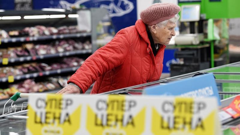 Цены на куриные крылья и свиную грудинку взлетели на 46%  Премиальные части разделки курятины и свинины оказались единственными значительно подорожавшими видами мяса. Стоимость 1 кг куриных крыльев в опте на неделе, завершившейся 2 февраля, выросла на 16% год к году, до 162 руб. за 1 кг, филе — на 11%, до 306 руб., а грудинка свинины на кости — на 46%, до 275 руб. Данные из исследования NTech, Национального союза птицеводов и Национального союза свиноводов приводит «Коммерсантъ», передает shoppers.media.