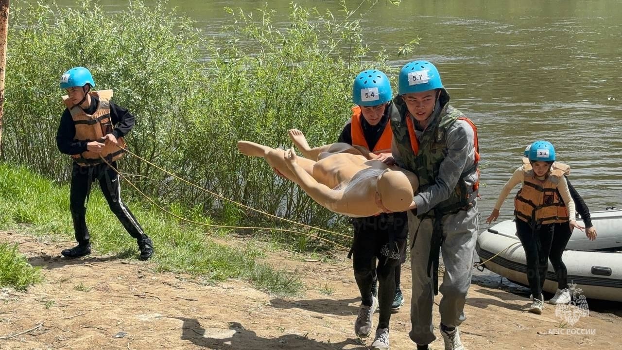 В Оренбурге продолжается подготовка к межрегиональным соревнованиям "Школа безопасности" Ребята отработали навыки ориентирования, поисково-спасательных работ, оказания первой помощи, а также подготовились к командным конкурсным испытаниям. К состязаниям, которые пройдут с 28 июня по 4 июля в Республике Мордовия, готовятся две команды. Содействие в подготовке оказывают специалисты регионального управления МЧС России и аварийно-спасательной службы области. Участники настроены показать высокие результаты и побороться в честном бою с представителями других субъектов.