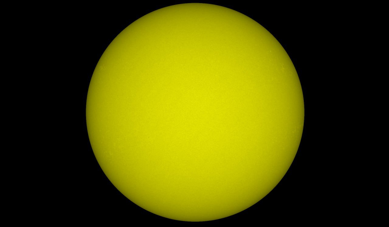 Ни одного даже самого небольшого пятна не наблюдается в данный момент на обращенной к Земле стороне Солнца Звезда представляет собой идеальный диск без каких либо особенностей сообщила лаборатория солнечной астрономии Института космических исследований Российской академии наук По данным ученых последний раз Солнце без единого пятна можно было увидеть 11 декабря 2021 года Специалисты отмечают что полное исчезновение пятен происходит лишь в состоянии крайне низкой активности обычно в годы солнечного минимума Вчера нулевого значения впервые с 2024 года достиг и индекс вспышечной активности информирует лаборатория Иллюстрация телеграм канал лаборатории солнечной астрономии ИКИ РАН interfaxonline