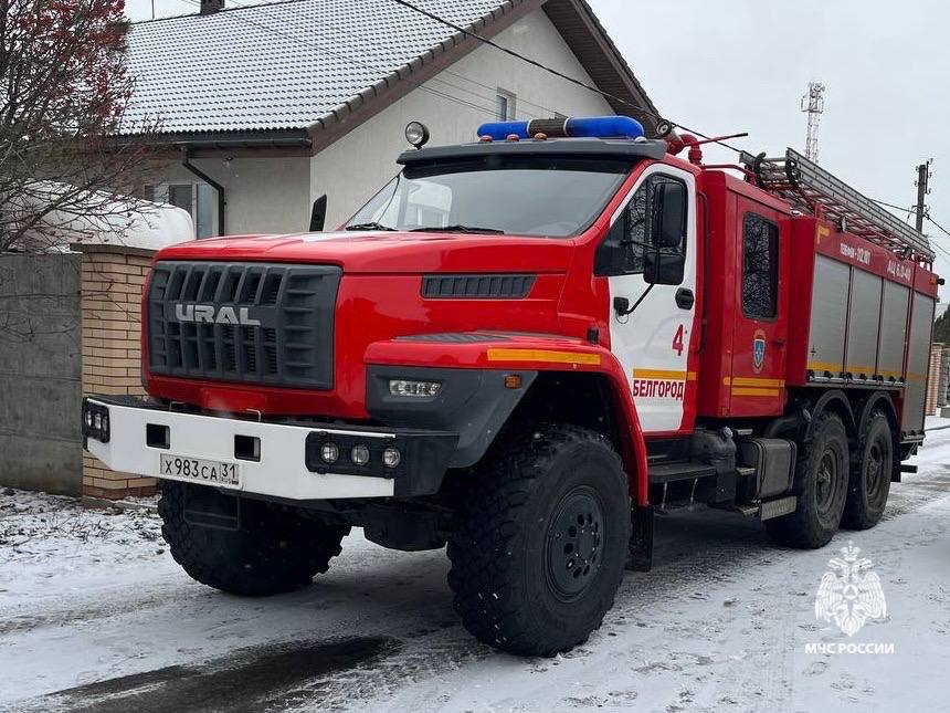 За прошедшие сутки на территории области зарегистрировано 3 пожара.    В городе Алексеевка на улице Докучаева произошел пожар в жилом доме. В комнате огнем повреждена мебель и вещи на площади 1 метра квадратного. К сожалению, обнаружена погибшая 82-летняя собственница домовладения. Предполагаемая причина возгорания – неосторожность при использовании для освещения приборов с открытым пламенем. Для ликвидации привлекался дежурный караул пожарно-спасательной части № 16.     В поселке Северный Белгородского района произошло возгорание на террасе двухэтажного жилого дома. Огонь повредил фасад на площади 3-х метров квадратных и вещи на площади 1-го метра квадратного. Предполагаемая причина пожара - неосторожное обращение с огнем. К ликвидации привлекались дежурные караулы двух пожарно-спасательных частей.  фото 1     В поселке Пролетарский Ракитянского района произошло возгорание фронтального погрузчика «ЛДЛЖ». Огнем полностью повреждена кабина и моторный отсек. В настоящее время устанавливается причина пожара. Для ликвидации привлекались дежурные караулы двух пожарно-спасательных частей.  фото 2     Взрывотехники Старооскольского городского округа ликвидировали авиабомбу ФАБ-100 времён Великой Отечественной войны, обнаруженную в селе Чуево Губкинского городского округа.  фото 3     ЧП Белгородская область - подписаться   Написать нам  Чат - перейти