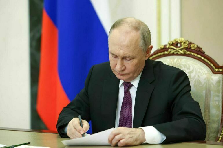 Президент РФ поручил признать в России недействительными документы соответствия товаров, выданные странами ЕАЭС с нарушениями. "Внести в законодательство Российской Федерации изменения, предусматривающие возможность прекращения действия или признания недействительными на территории Российской Федерации документов об оценке подтверждении соответствия продукции, выданных принятых в государствах ЕАЭС с нарушением обязательных требований, а также создание механизмов приостановления выпуска в обращение, приостановления обращения и изъятия с рынка такой продукции». Перевожу на русский - если СБКТС/ОТТС оформлены в ЕАЭС с нарушениями и по ним оформлен ЭПТС на автомобиль в России, то ЭПТС могут аннулировать. О начале похожей работы с лабораториями в РФ мы сообщали ранее.