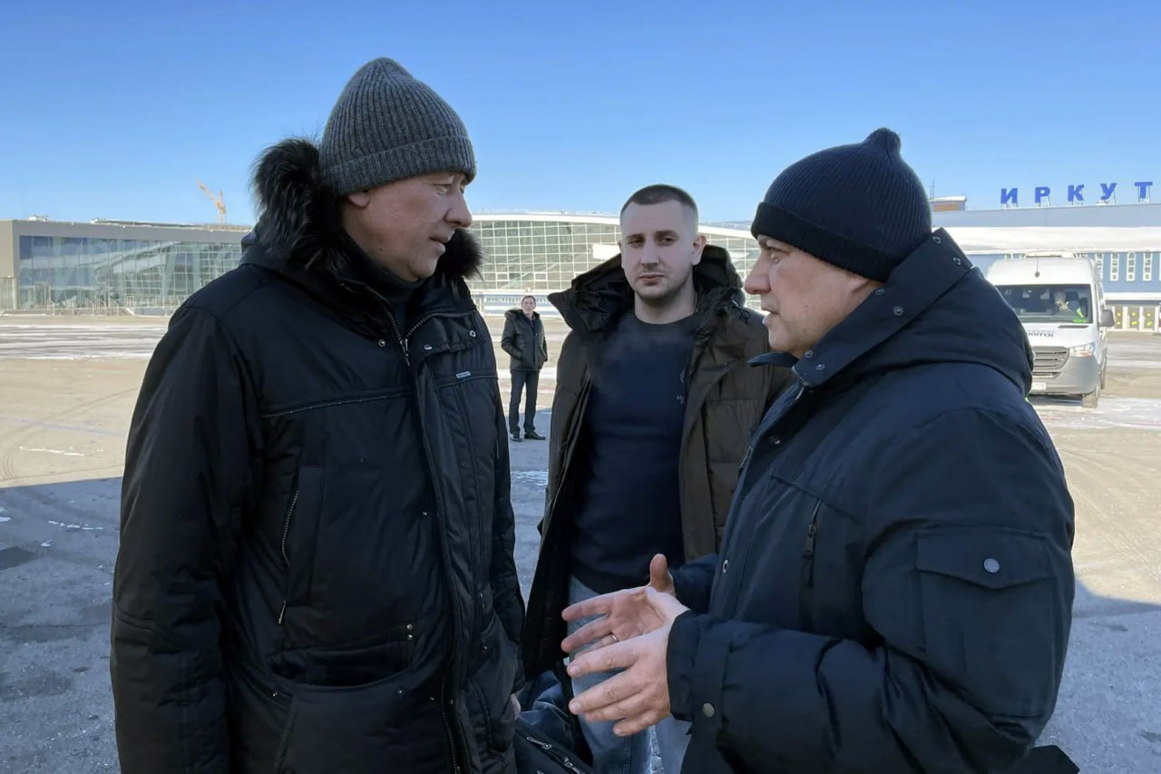 Губернатор Иркутской области Игорь Кобзев и заместитель полпреда Президента в СФО Вадим Головко вылетели в Бодайбо Для устранения коммунальной аварии в город направлена также дополнительная команда специалистов в сфере тепло и водоснабжения До конца дня посетим котельные перепроверим и уточним график аварийно восстановительных работ Понимаем что результатом аварии стали серьёзные нарушения в системе тепло и водоснабжения будем корректировать технические решения рассматривать различные варианты чтобы восстановить подачу тепла и воды решить вопросы с водоотведением Работа предстоит сложная По прилёту и осмотру объектов с учётом параметров чрезвычайной ситуации выработаем решение по введению режима функционирования чрезвычайной ситуации регионального уровня отметил Игорь Кобзев По информации мэра города и района Евгения Юмашева на 6 февраля в Бодайбо три из четырёх отключённых в результате коммунальной аварии котельных работают в штатном режиме по внутреннему циклу подпитки воды из резервных емкостей это котельные БМК ЛЗДТ и Мостоотряд 44 От котельной Мостоотряд 44 подключены к тепловым сетям пять индивидуальных жилых домов на улице Солнечной Проводится работа по подготовке внутридомовых сетей в домах расположенных в зоне обслуживания этой котельной а также котельной Мехколонна 135 Проводится также подготовка и прогрев трассы от Мехколонны 135 к домам Продолжаются работы по восстановлению тепловой магистрали от котельной ЛЗДТ до многоквартирных жилых домов по улице Садовой В зоне обслуживания этой котельной подготовлены к запуску теплоносителя семь многоквартирных домов В микрорайоне котельной БМК готовы к запуску тепла 13 многоквартирных домов подано тепло на территорию двух попавших в зону ЧС образовательных организаций школы 3 и специальной коррекционной школы В ближайших планах подключение домов на улице Ремесленной На особом контроле остаётся взаимодействие с жителями и оказание адресной помощи Организован подвоз воды в готовности пункты временного размещения и питания Завершен приём заявлений на предоставление материальной помощи пострадавшим жителям Принято 1517 заявлений направлены выплаты 159 гражданам перечисление средств продолжается Подписывайтесь на Правительство Иркутской области в MAX