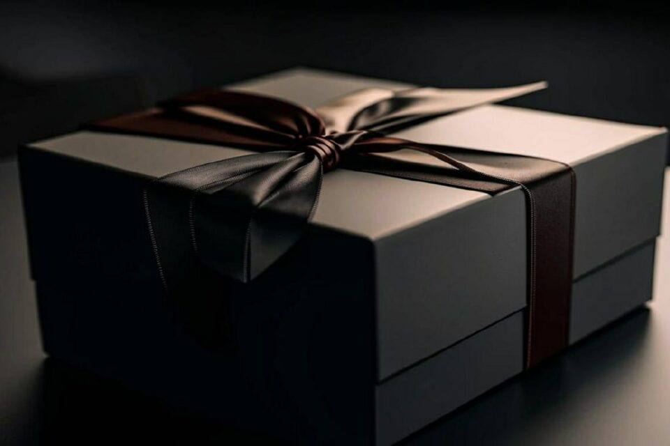 Названы лучшие подарки для коллег на 23 февраля Почти половина опрошенных россиян а именно 46 считают сертификаты на покупки лучшим вариантом поздравления коллег мужчин с 23 февраля В тройку самых подходящих коллегам подарков также вошли сладости и угощения 30 тематические сувениры 29 Сертификаты на развлечения или услуги назвали уместным подарком 26 людей алкоголь 22 а книги 21 Корпоративную символику выбрали 17 спортивные товары 16 наборы мыла 13   Подписки на сервисы и парфюмерию отметили по 10 респондентов носки или белье лишь 4 другие варианты предпочли 8 Сами мужчины чаще голосовали за сертификаты на покупки 36 и сувениры 27 Все новости Яестьновость Обсудить Читайте нас в MAX