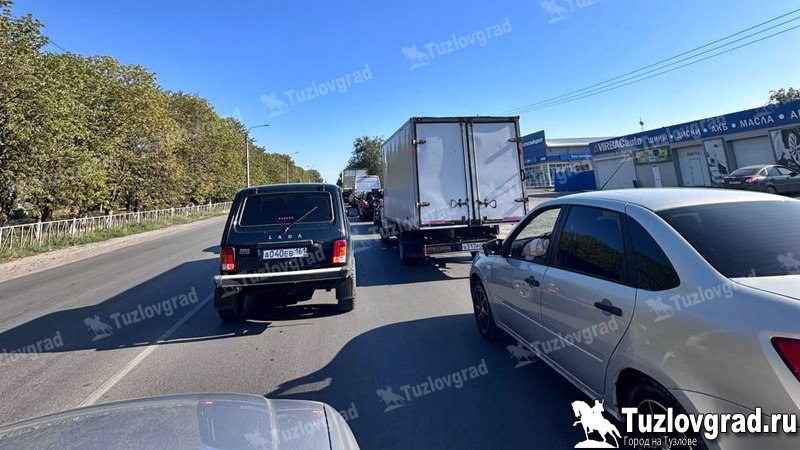 Как и следовало ожидать, в Новочеркасске из-за траффика трассы М4, который пустили через город, сильно замедлилось движение. Поток транзитного транспорта вперемежку с новочеркасцами еле ползет на въезде в город со стороны трассы М4, по Баклановскому, Спуску Герцена в сторону поселка , Гагарина, Харьковской и Харьковскому шоссе. По этой же причине медленное движение со стороны Донского по Макаренко и по Трамвайной со стороны Молодежки и электродного. На перекрестках Сарматской, на Ленте стоят экипажи ГАИ, которые периодически пропускают весь поток на красный, но видимо экипажей на все перекрестки со светофорами не хватит. Малейшее ДТП, и город весь встанет мертво. Ограничения по весу на Герцена для грузового транспорта? Какие еще ограничения?
