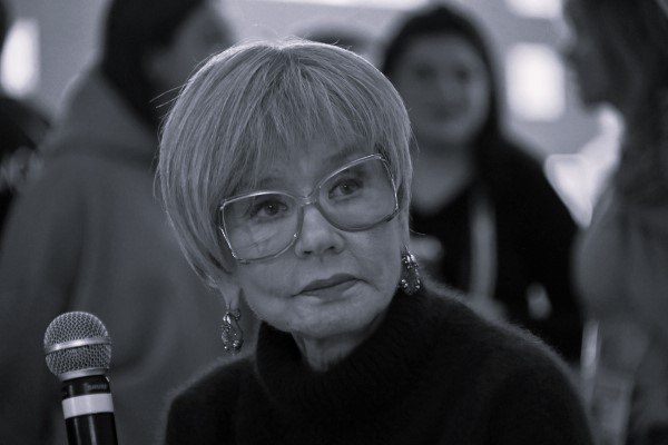 Народная артистка России Вера Алентова скончалась в возрасте 83 лет Об этом сообщили в театре имени Пушкина Там уточнили что о дате и месте прощания с актрисой сообщат дополнительно По данным СМИ сегодня Алентову экстренно госпитализировали с церемонии прощания с актёром Анатолием Лобоцким где ей стало плохо Мероприятие проходило в театре имени Маяковского Подписаться на Говорит Москва Telegram VK MAX