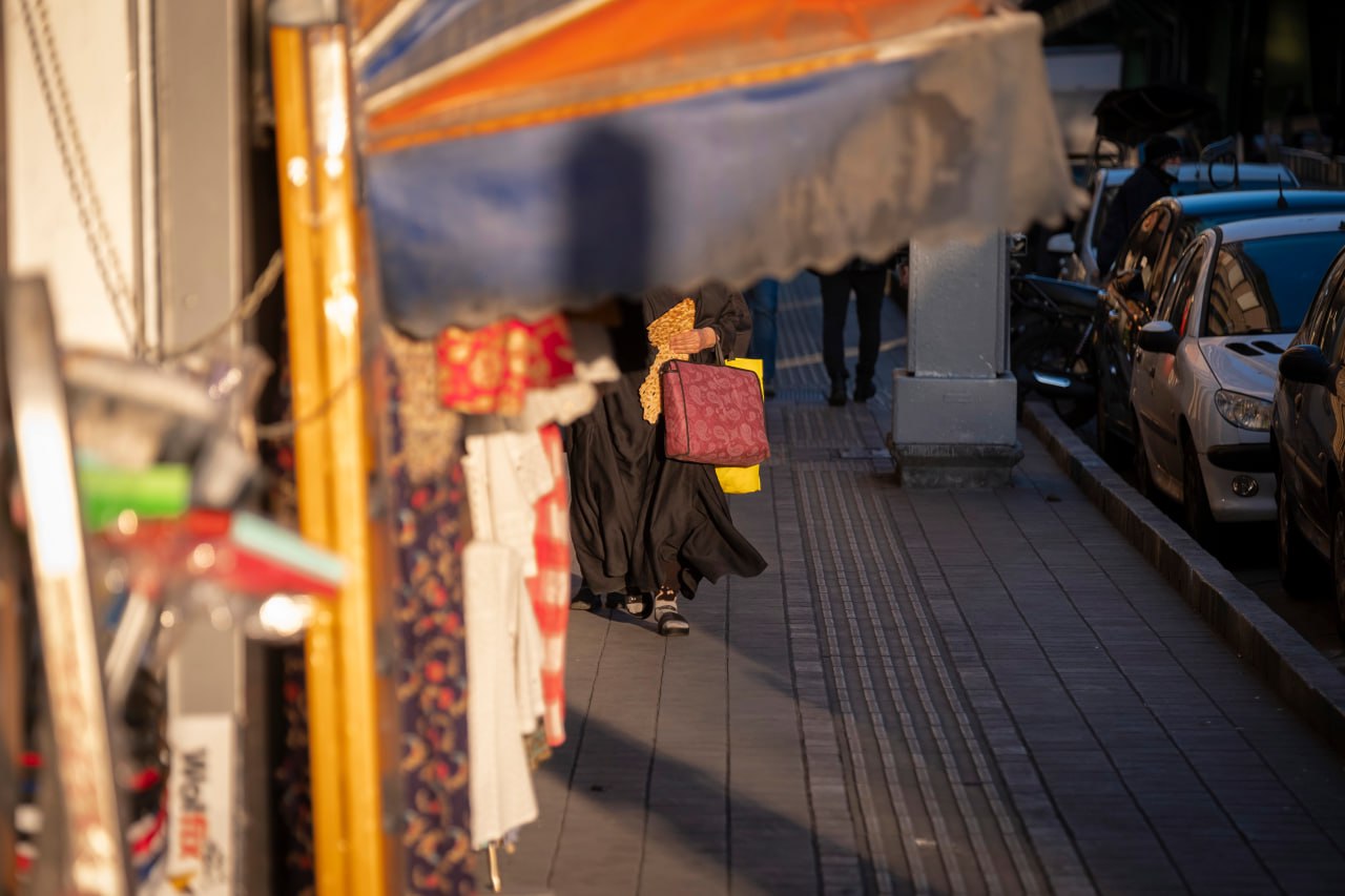 Россиянам не следует делать фото и видео во время путешествия по Ирану сообщает посольство РФ в республике В целях недопущения нежелательных инцидентов и непроизвольных правонарушений российским гражданам настоятельно рекомендуется при поездках в Исламскую Республику Иран воздерживаться от фото и видеосъемки строго следовать требованиям местного законодательства и проявлять разумную осторожность и осмотрительность говорится в сообщении диппредставительства Фото Morteza Nikoubazl NurPhoto via Getty Images interfaxonline